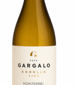 Botella de vino Gargalo Godello sobre lías de Monterrei.